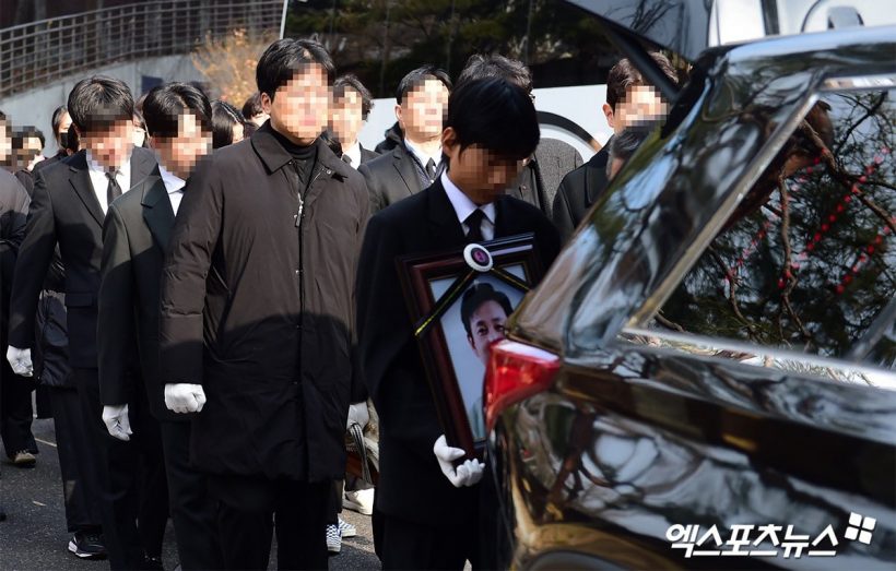 บอกลาครั้งสุดท้าย! ภาพบรรยากาศสุดเศร้าเคลื่อนร่างอีซอนคยุน 