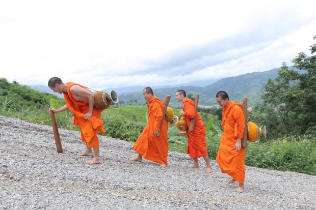 1 เดือนกับชีวิตใต้ร่มกาสาวพัสตร์ของ พระวู้ดดี้ คนดู