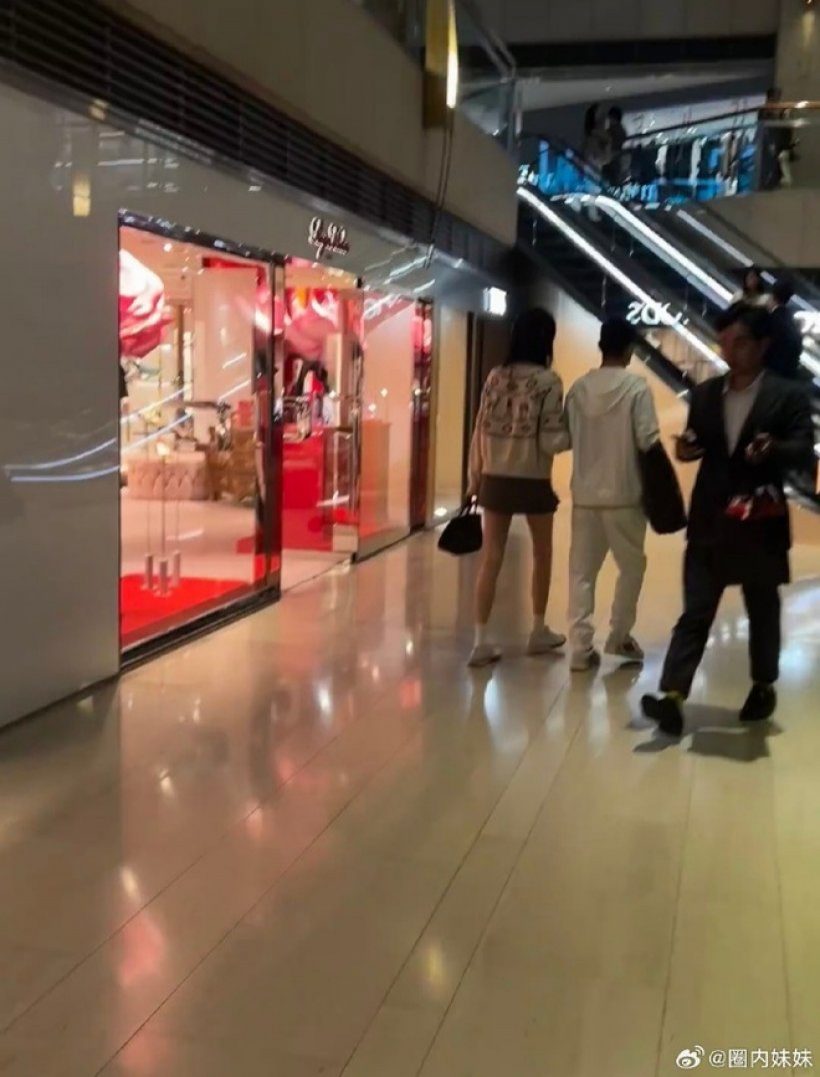 หลักฐานคาตา! นางเอกดัง รีเทิร์นสามีเศรษฐี ช้อปปิ้งหวานๆกลางห้าง