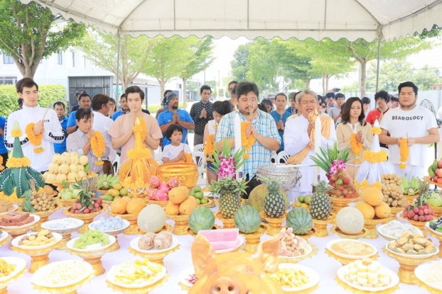 “เบน-คิ้ม” นำทีมนักแสดง บวงสรวงซิทคอม “ครอบครัวตัวสลับ”