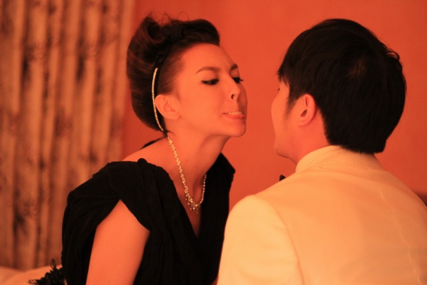 เกิดอะไรขึ้นเมื่อ คารีสา-ขุน คู่ปรับในจอ เข้าฉากจูบ 