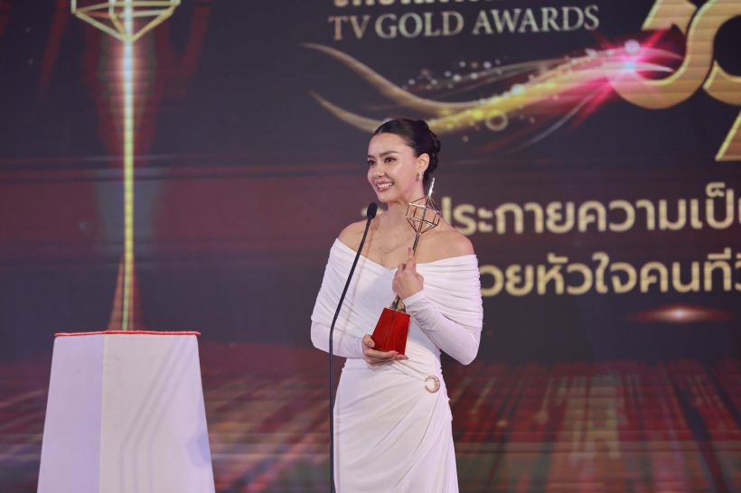 อแมนด้า - มีน พีรวิชญ์ คว้ารางวัลโทรทัศน์ทองคำ ครั้งที่ 39