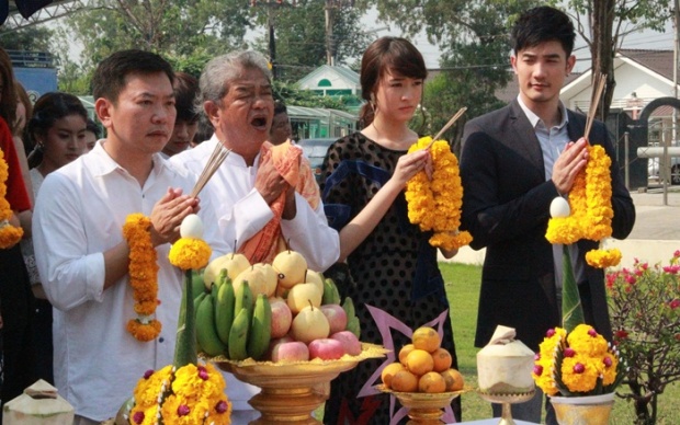 บอย ควงแขน แพทริเซีย บวงสรวงละครเรื่องใหม่ “สายลับจับแอ๊บ”