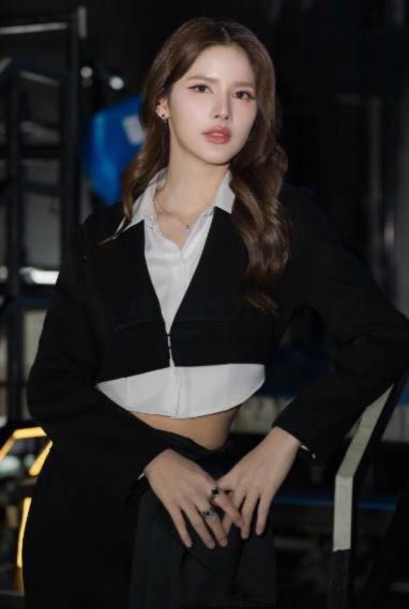 สะเทือนหมอชิต!นางเอกดังโบกมือลา? โผล่เปิดตัวซีรีส์ยูริค่ายดัง