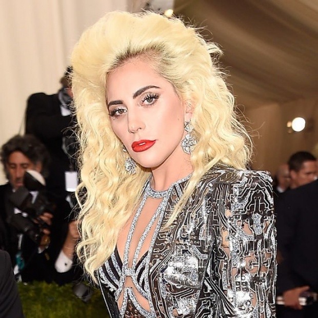 Lady Gaga จัดเต็มกับชุดแฟชั่นสุดเว่อร์วัง