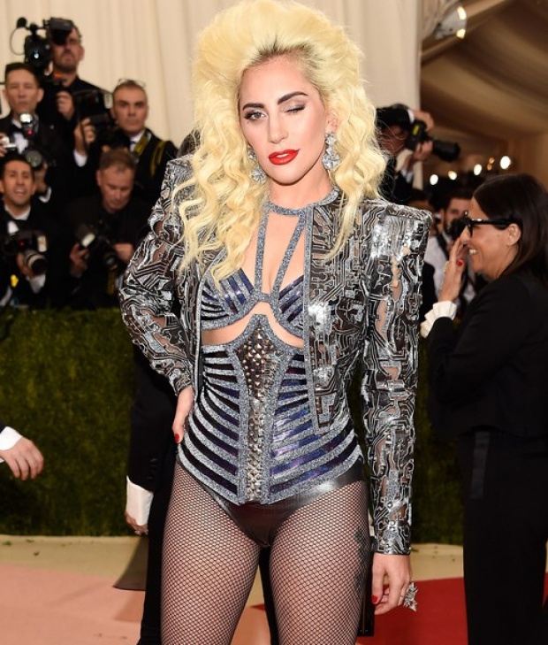 Lady Gaga จัดเต็มกับชุดแฟชั่นสุดเว่อร์วัง