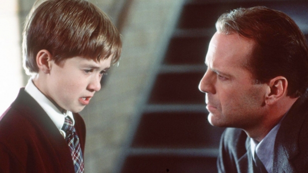 อดีตดาราเด็กจากภ. Sixth Sense ไว้หนวดเพื่อกันไม่ให้คนจำได้