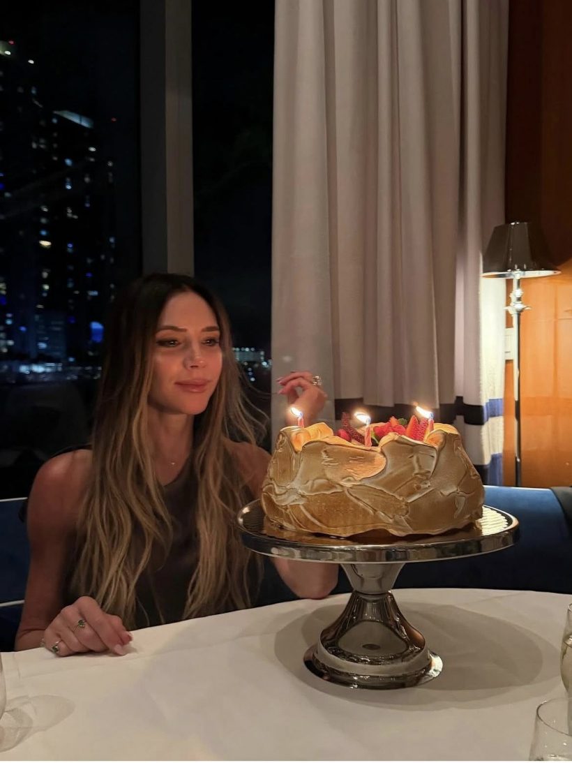 วิคตอเรีย ฉลองวัย52กะรัต ไร้เงาลูกชายอวยพรเหมือนเคย