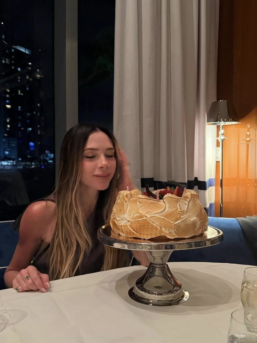 วิคตอเรีย ฉลองวัย52กะรัต ไร้เงาลูกชายอวยพรเหมือนเคย