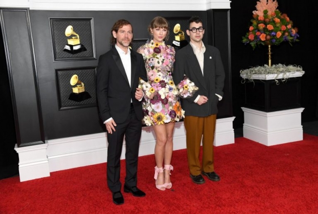 เด่นมาก เทย์เลอร์ สวิฟต์ กับชุดทุ่งดอกไม้ร่วมงาน Grammy Awards 2021