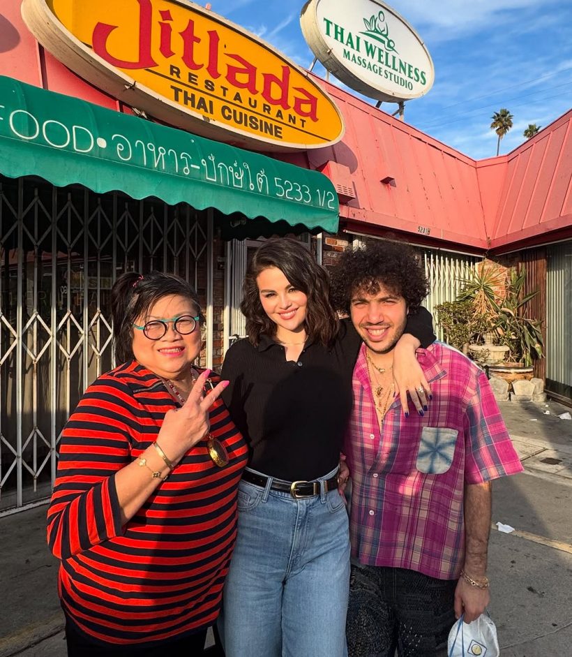 Selena – Benny เเวะกินอาหารไทยร้านดัง เป็นซุปตาร์ที่กันเองสุดๆ