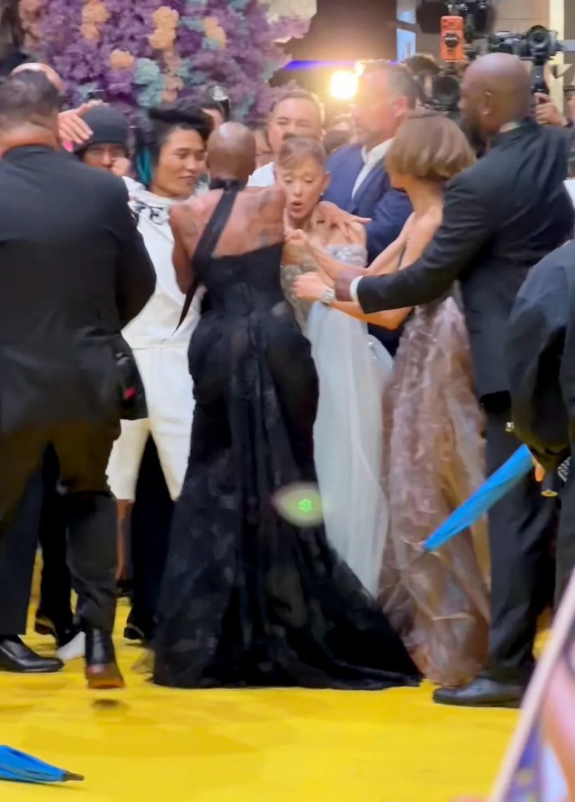 เปิดนาทีชุลมุน ชายคลั่งบุกถึงตัว Ariana Grande ทำวุ่นทั้งงาน!