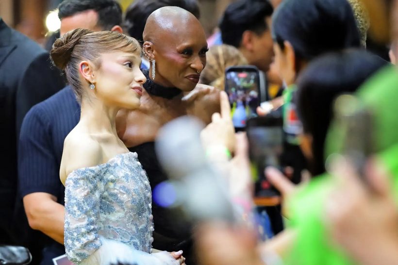 เปิดนาทีชุลมุน ชายคลั่งบุกถึงตัว Ariana Grande ทำวุ่นทั้งงาน!