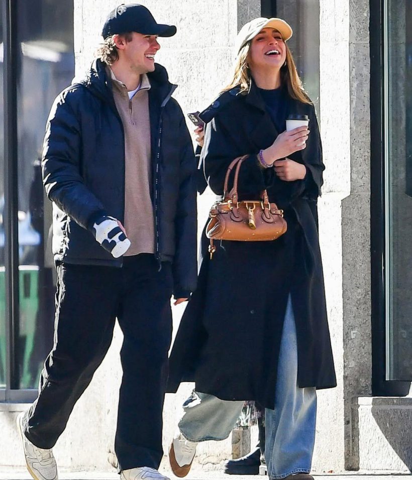 กลิ่นความรักฟุ้ง!นักร้องสาวควงหนุ่มหล่อเดินสวีทไม่แคร์สื่อ