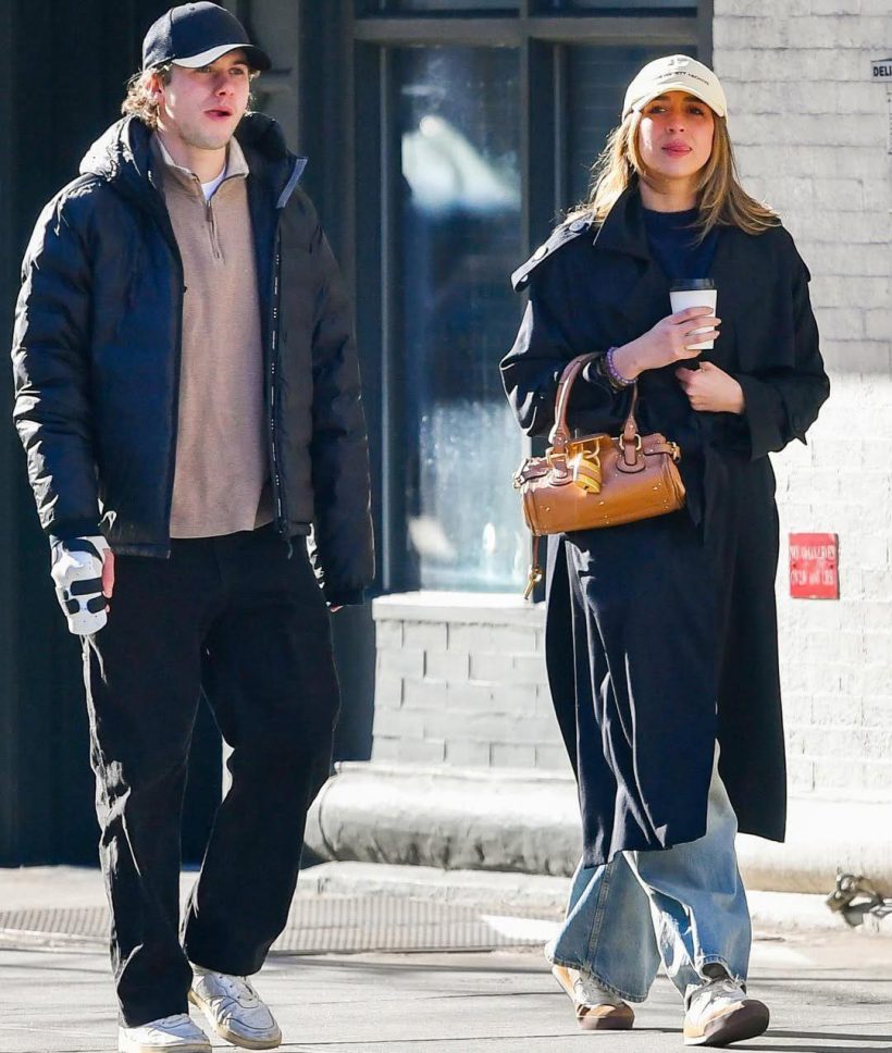 กลิ่นความรักฟุ้ง!นักร้องสาวควงหนุ่มหล่อเดินสวีทไม่แคร์สื่อ