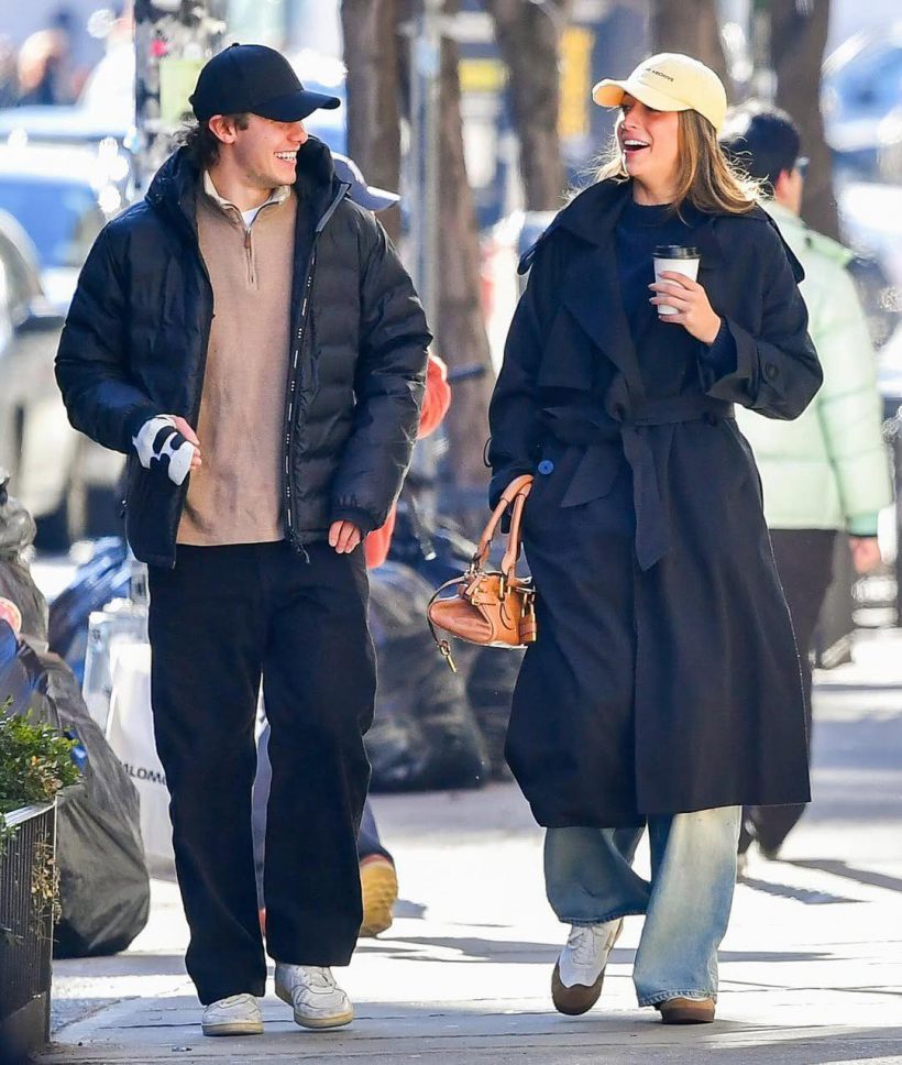 กลิ่นความรักฟุ้ง!นักร้องสาวควงหนุ่มหล่อเดินสวีทไม่แคร์สื่อ