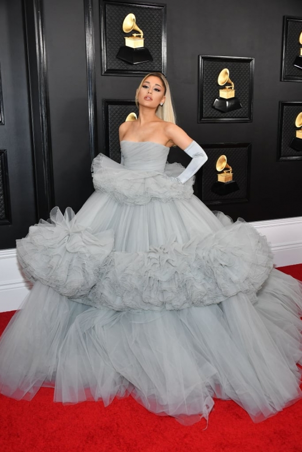 งานดนตรีสุดฮ็อต! 10 ลุคพรมแดง สีสันงานประกาศรางวัล Grammy Awards 2020