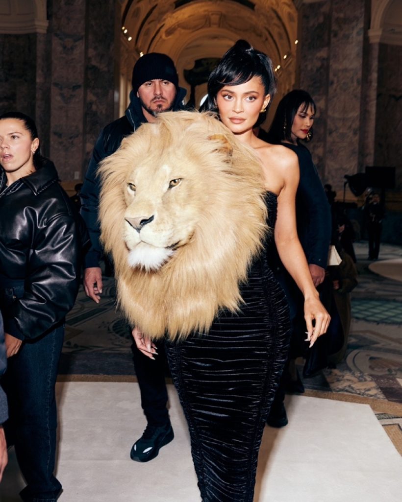 ดราม่าเกิด! ชุดหัวสิงโตของ Kylie Jenner ปักด้วยมือเเต่โดนวิจารณ์ยับ
