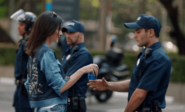 ดราม่าแล้ว! โฆษณา Pepsi ที่สาว เคนดัลล์ มาถ่ายทำที่เมืองไทยโดนแบน