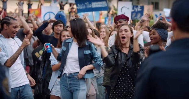 ดราม่าแล้ว! โฆษณา Pepsi ที่สาว เคนดัลล์ มาถ่ายทำที่เมืองไทยโดนแบน