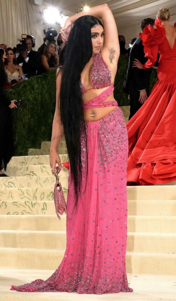 ฮือฮา!! ลูกสาวนักร้องซุปตาร์ดัง ยกแขนโชว์ขนรักแร้ในงานพรมแดงMet Gala