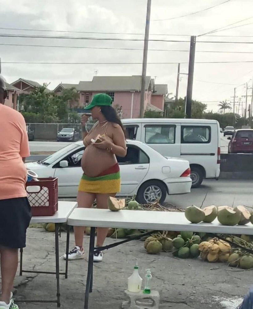 ภาพนี้เป็นไวรัลทั่วโลก! หลังนักร้องสาวหมื่นล้าน ยืนกินมะพร้าวข้างถนน