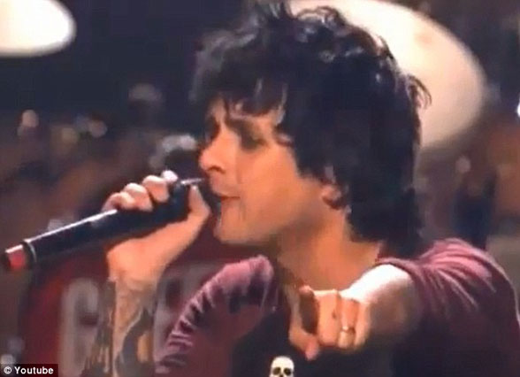 “บิลลี โจ” สุดฉุน! Green Day โดนหั่นเวลาโชว์สด ด่ากราดฟาดกีตาร์