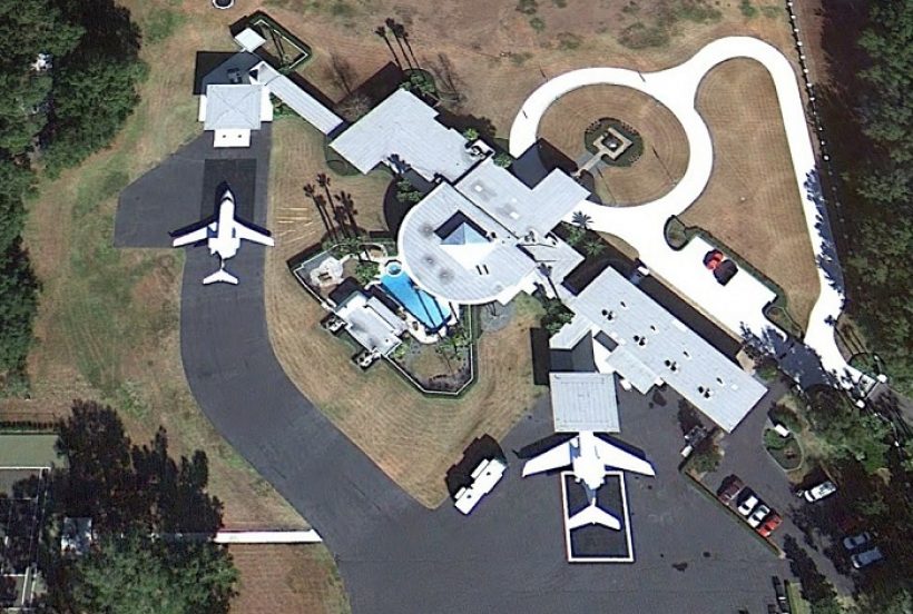 OMG! บ้านหรูหลังงามมีลานจอดเครื่องบิน ที่เเท้เป็นของซุปตาร์คนนี้