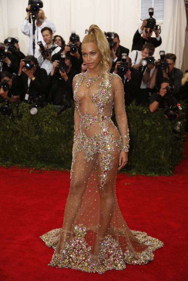 เว่อร์วังอลังการ!! พรมแดง Met Gala 2015 เดือด!!