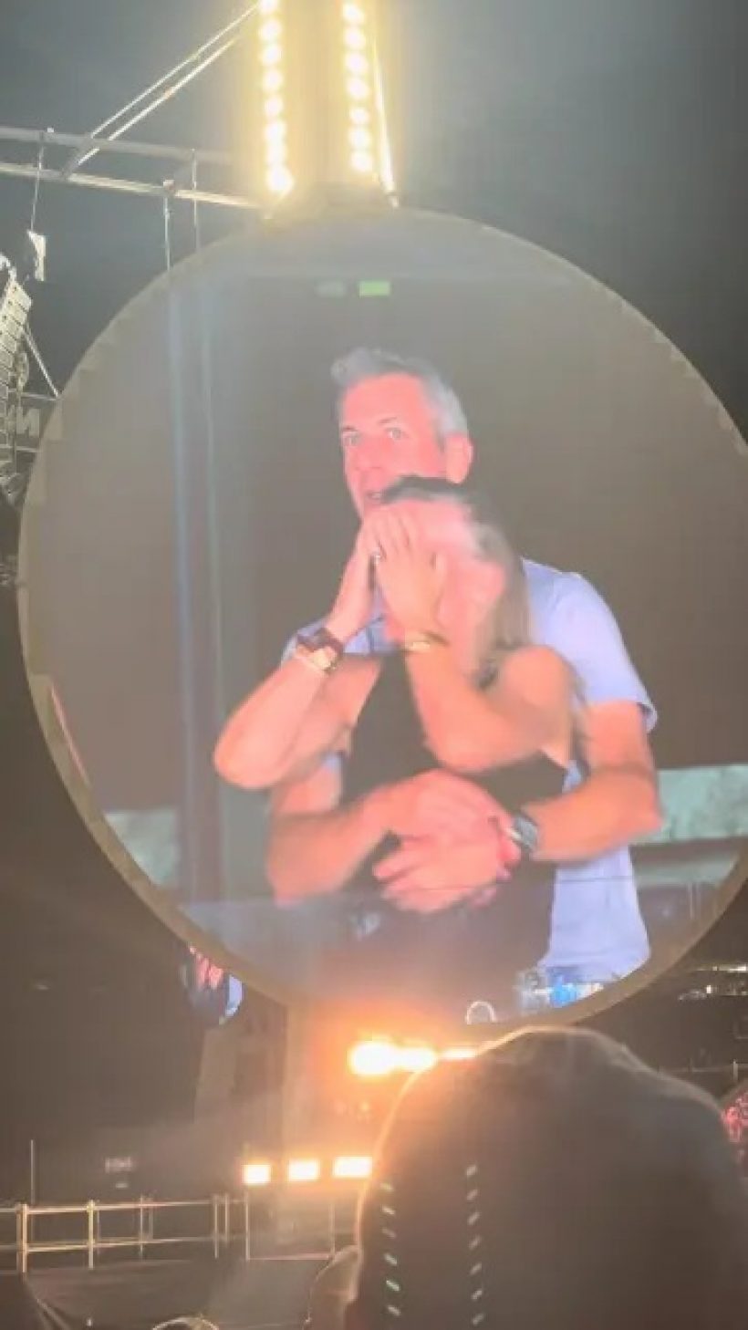 ว๊าย! CEO บริษัทดังโป๊ะเเตก ควงชู้โผล่คอนเสิร์ต Coldplay