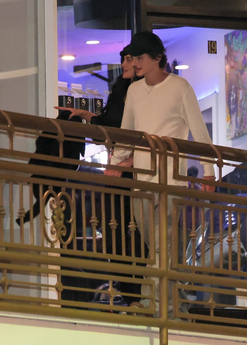 สยบข่าวเลิก!คู่รักดังโชว์หวานกลางร้านซูชิ