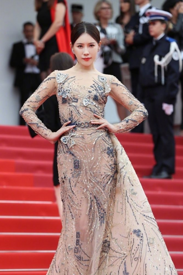 แจ้งเกิดหรือดับคาพรมแดง? โนบรา แหวกขา ซีทรู! คอสตูมสุดหวาดเสียวใน Cannes