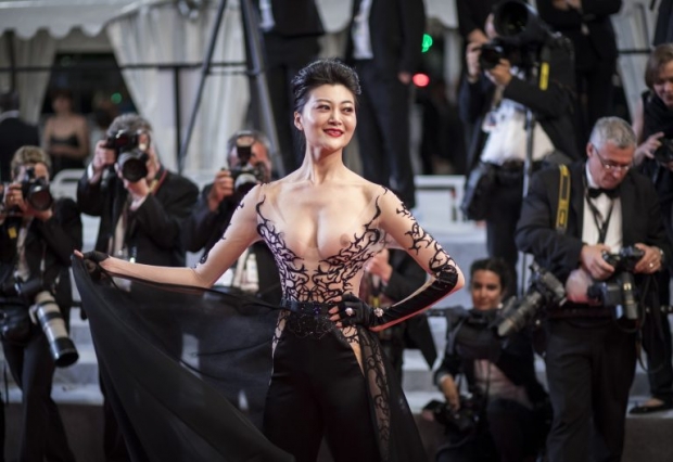 แจ้งเกิดหรือดับคาพรมแดง? โนบรา แหวกขา ซีทรู! คอสตูมสุดหวาดเสียวใน Cannes