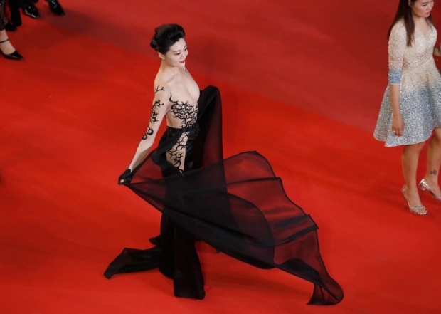 แจ้งเกิดหรือดับคาพรมแดง? โนบรา แหวกขา ซีทรู! คอสตูมสุดหวาดเสียวใน Cannes