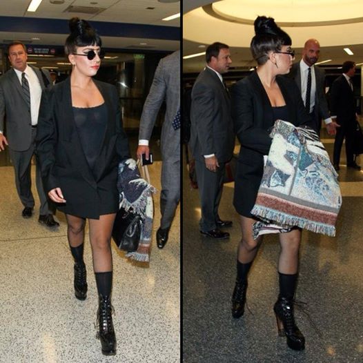 Lady Gaga กับชุดธรรมด๊า ธรรมดา ลงเครื่องที่สนามบิน LAX