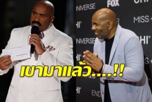 ถึงไทยแล้ว‘สตีฟ ฮาร์วีย์’ พิธีกรปล่อยไก่ประกาศชื่อมิสยูนิเวิร์สผิด ลั่นปีนี้ไม่มีโป๊ะ!