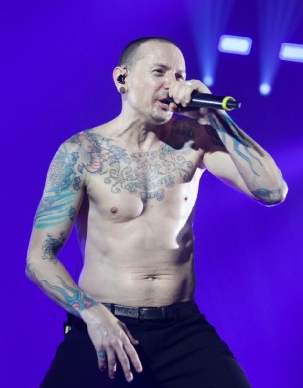 สุดช็อค!! Chester นักร้องนำวง Linkin Park ผูกคอตาย! หลังปล่อย MVเพลงใหม่แค่?! (คลิป)
