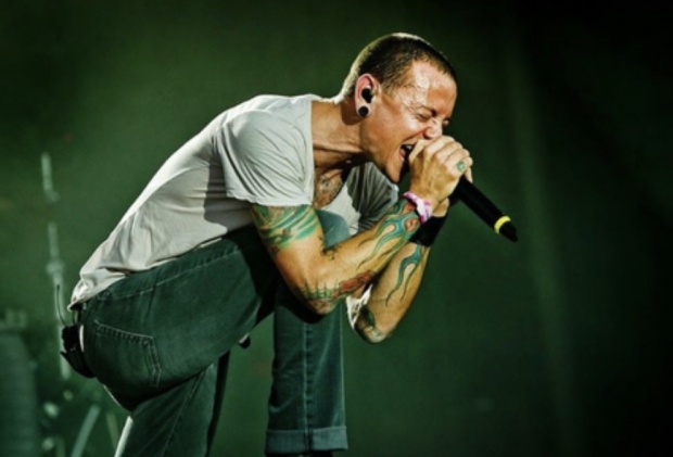 สุดช็อค!! Chester นักร้องนำวง Linkin Park ผูกคอตาย! หลังปล่อย MVเพลงใหม่แค่?! (คลิป)