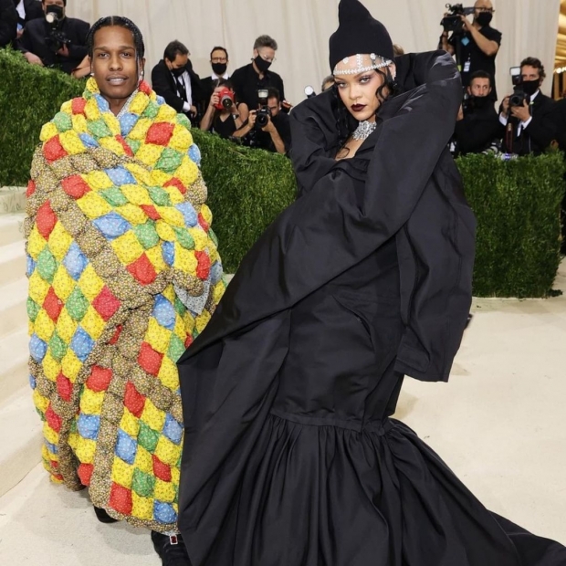 ตะลึง!นักร้องดังผันเป็นแม่ค้าหมื่นล้าน ประโคมโคตรเพรชร่วมงาน Met Gala