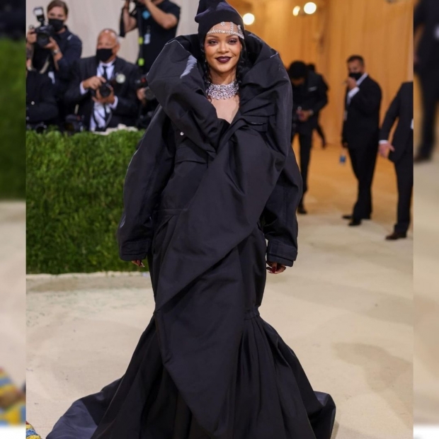 ตะลึง!นักร้องดังผันเป็นแม่ค้าหมื่นล้าน ประโคมโคตรเพรชร่วมงาน Met Gala