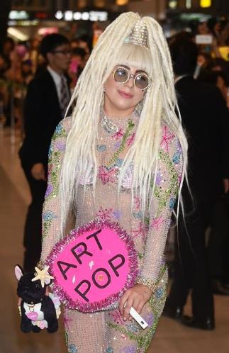 จัดเต็มอีกครั้ง!! แฟชั่นสนามบินสุดสยิวของ Lady Gaga ที่ญี่ปุ่น