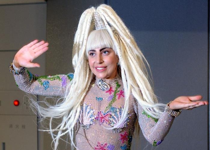 จัดเต็มอีกครั้ง!! แฟชั่นสนามบินสุดสยิวของ Lady Gaga ที่ญี่ปุ่น