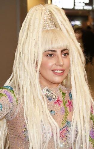 จัดเต็มอีกครั้ง!! แฟชั่นสนามบินสุดสยิวของ Lady Gaga ที่ญี่ปุ่น