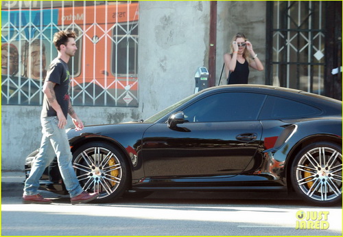 Adam Levine และภรรยา Behati Prinsloo 