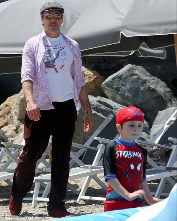 โรเบิร์ต ฮีโร่ Ironmanพาลูกชายคนเล็กเที่ยวด้วยชุดนี้!!