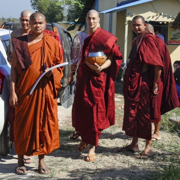 เปิดภาพ ไป่ ทาคน นายแบบดังเมียนมา ล่าสุดโกนหัวบวชพระแล้ว