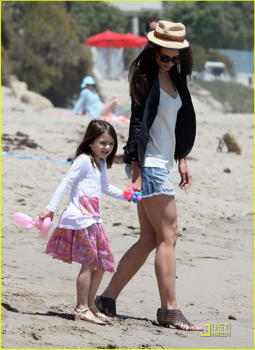 คุณแม่ Katie Holmes พาน้อง Suri ไปเล่นชายหาด 