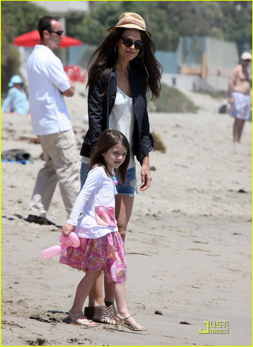 คุณแม่ Katie Holmes พาน้อง Suri ไปเล่นชายหาด 