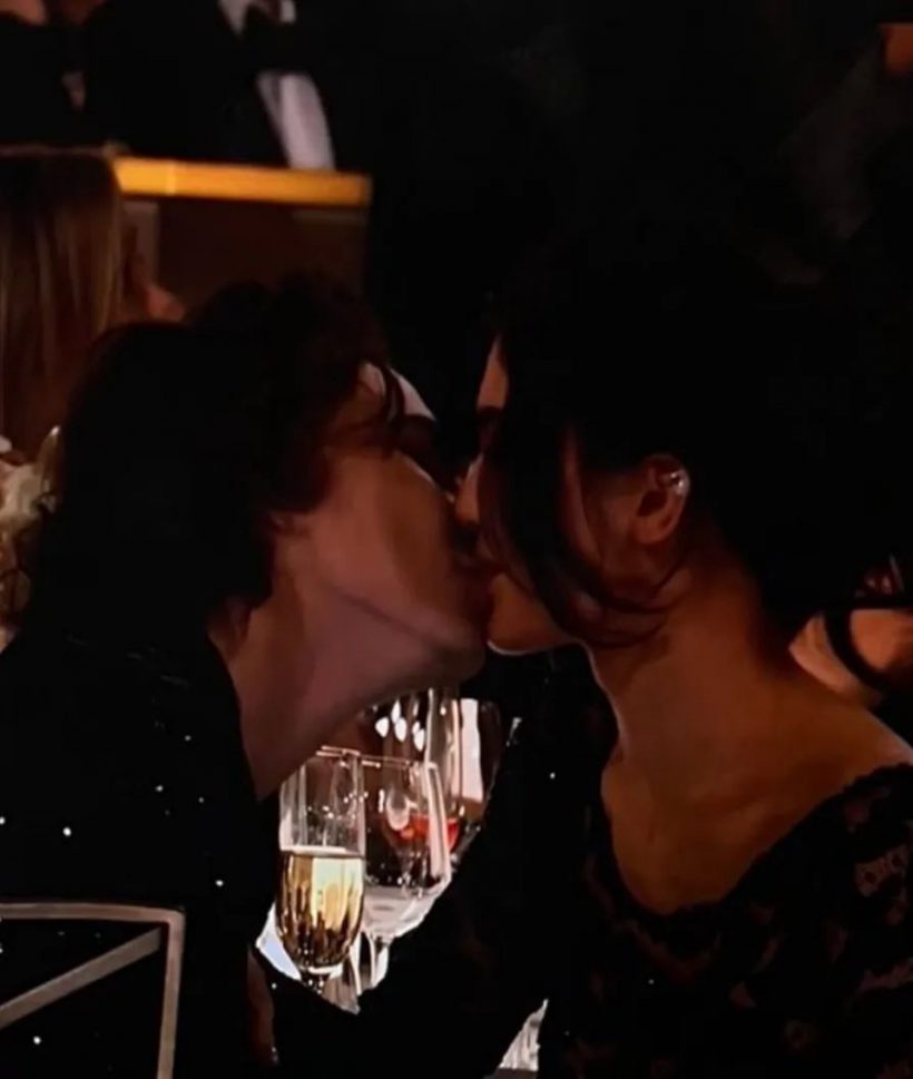 ทุกสายตาจับจ้อง! คู่รักซุปตาร์โชว์จูบหวานๆกลางงานประกาศรางวัล