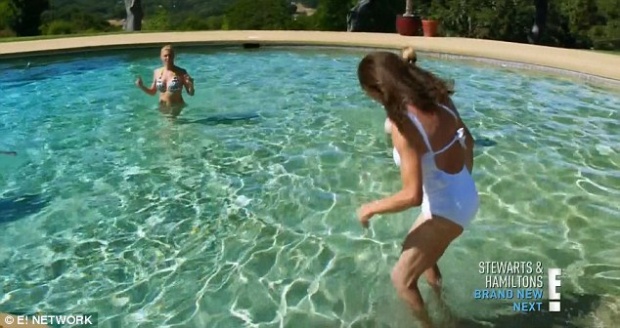 โชว์จะจะครั้งแรก สาวข้ามเพศ แคทรีน เจนเนอร์ ในชุดว่ายน้ำสีขาวบริสุทธิ์